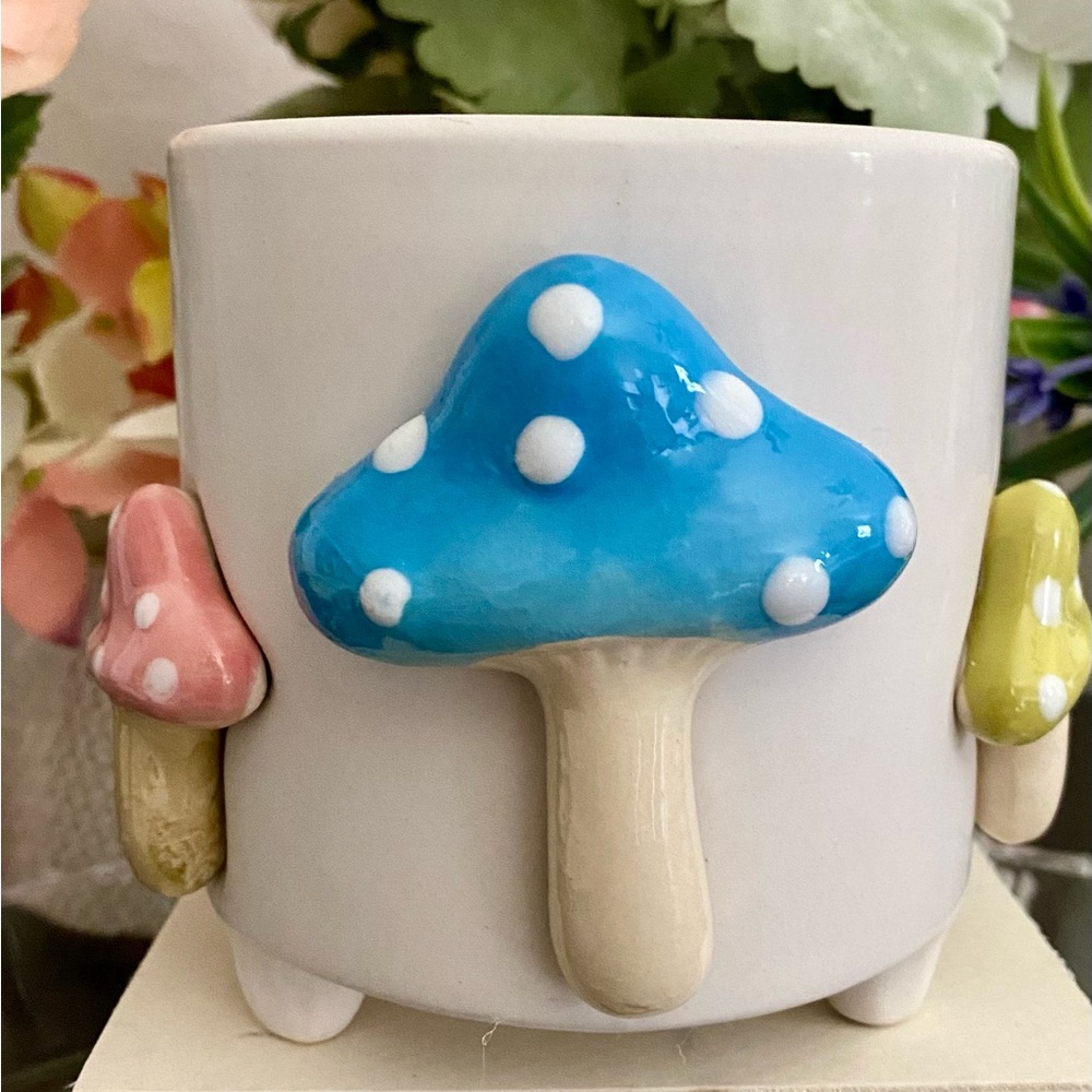 🆕🪷 LIMITED EDITION PASTEL MUSHROOM CERAMIC PLANT HOLDER. BRAND NEW!